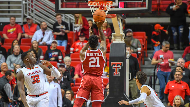 Kristian Doolittle #21 of the Oklahoma Sooners shoots the ball as Norense Odiase #32 and Davide Moretti #25 of the Texas Tech Red Raiders. (Photo by John Weast/Getty Images)