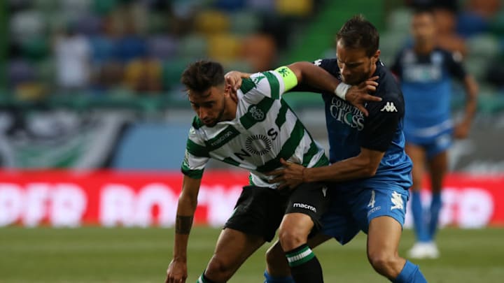 LISBON, PORTUGAL - AUGUST 5: Bruno Fernandes of Sporting CP with Matteo Brighi of Empoli FC in action during the Pre-Season Friendly match between Sporting CP and Empoli FC at Estadio Jose Alvalade on August 5, 2018 in Lisbon, Portugal. (Photo by Gualter Fatia/Getty Images)
