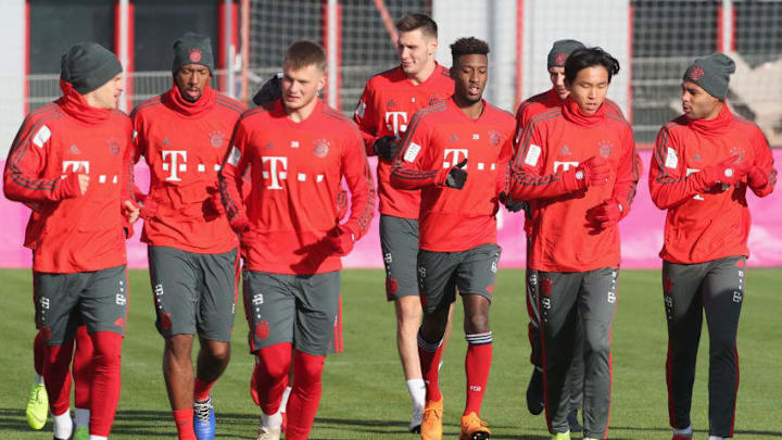 MUNICH, GERMANY - NOVEMBER 29: Players of FC Bayern Muenchen warm up during a training session at the club's Saebener Strasse training ground on November 29, 2018 in Munich, Germany. (Photo by A. Beier/Getty Images for FC Bayern)