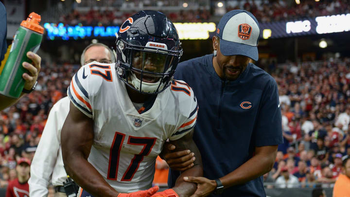 GLENDALE, AZ – SEPTEMBER 23: Wide receiver Anthony Miller #17 of the Chicago Bears helped off the field after an injury in the second half of the NFL game against the Arizona Cardinals at State Farm Stadium on September 23, 2018 in Glendale, Arizona. The Chicago Bears won 16-14. (Photo by Jennifer Stewart/Getty Images)