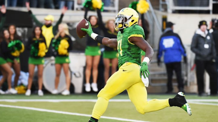 EUGENE, OR - NOVEMBER 27: Running back Royce Freeman #21 of the Oregon Ducks runs for a touchdown on a fourth down and one yard play during the third quarter of the game against the Oregon State Beavers at Autzen Stadium on November 27, 2015 in Eugene, Oregon. (Photo by Steve Dykes/Getty Images)