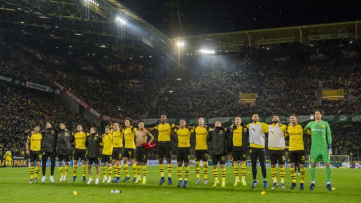 DORTMUND, GERMANY – NOVEMBER 10: The team of Borussia Dortmund celebrates the win after the final whistle during the Bundesliga match between Borussia Dortmund and FC Bayern Muenchen at the Signal Iduna Park on November 10, 2018 in Dortmund, Germany. (Photo by Alexandre Simoes/Borussia Dortmund/Getty Images)