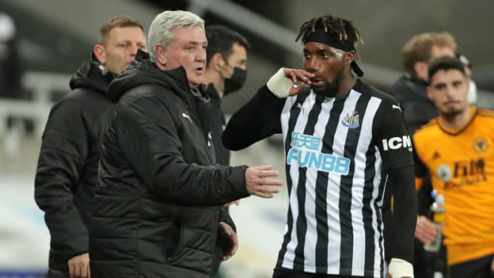 Newcastle United's Steve Bruce (L) speaks with Allan Saint-Maximin. (Photo by RICHARD SELLERS/POOL/AFP via Getty Images)