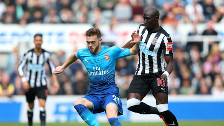 NEWCASTLE UPON TYNE, ENGLAND - APRIL 15: Calum Chambers of Arsenal and Mohamed Diame of Newcastle United battle for possession during the Premier League match between Newcastle United and Arsenal at St. James Park on April 15, 2018 in Newcastle upon Tyne, England. (Photo by Alex Livesey/Getty Images)