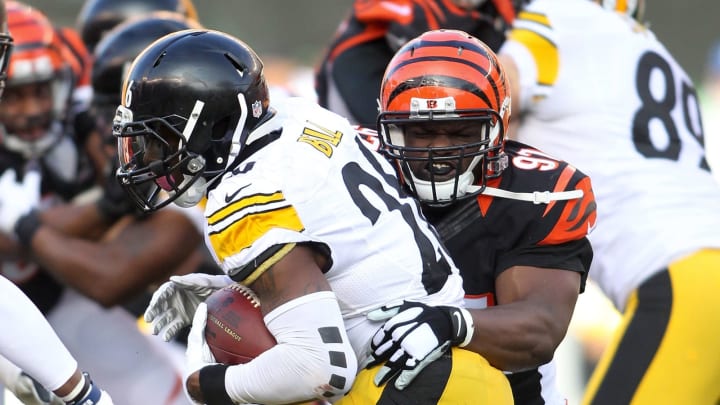 CINCINNATI, OH – DECEMBER 7: Geno Atkins #97 of the Cincinnati Bengals tackles Le’Veon Bell #26 of the Pittsburgh Steelers during the second quarter at Paul Brown Stadium on December 7, 2014 in Cincinnati, Ohio. (Photo by John Grieshop/Getty Images)