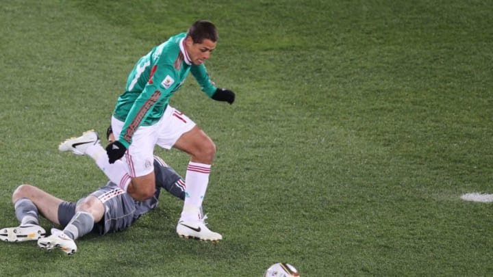 Mexico’s striker Javier Hernandez advances with the ball past France’s goalkeeper Hugo Lloris (back) to score his team’s first goal against France during the 2010 World Cup group A first round, football match between Mexico and France on June 17, 2010, at Peter Mokaba stadium in Polokwane. NO PUSH TO MOBILE / MOBILE USE SOLELY WITHIN EDITORIAL ARTICLE – AFP PHOTO / VALERY HACHE (Photo credit should read VALERY HACHE/AFP via Getty Images)