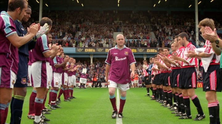 13 Aug 2000: Julian Dicks is applauded by the two teams before his Benefit match between West Ham United and Athletic Bilbao at Upton Park in London. Mandatory Credit: Jamie McDonald /Allsport