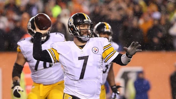Jan 9, 2016; Cincinnati, OH, USA; Pittsburgh Steelers quarterback Ben Roethlisberger (7) against the Cincinnati Bengals during a AFC Wild Card playoff football game at Paul Brown Stadium. Mandatory Credit: Aaron Doster-USA TODAY Sports