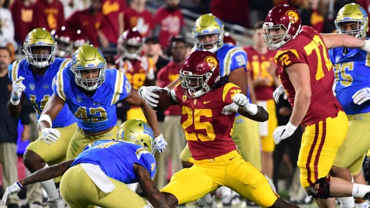 LOS ANGELES, CA – NOVEMBER 18: Ronald Jones II #25 of the USC Trojans cuts back on Jaleel Wadood #4 of the UCLA Bruins during the second quarter at Los Angeles Memorial Coliseum on November 18, 2017 in Los Angeles, California. (Photo by Harry How/Getty Images)