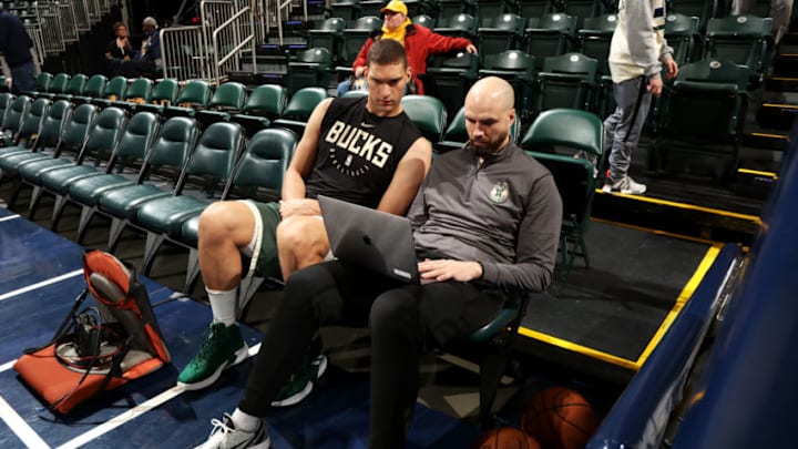 INDIANA, IN - DECEMBER 12: Brook Lopez #11 reviews film with Milwaukee Bucks trainer Scott Faust before the game against the Indiana Pacers on December 12, 2018 at the Bankers Life Fieldhouse in Indianapolis, Indiana. NOTE TO USER: User expressly acknowledges and agrees that, by downloading and or using this Photograph, user is consenting to the terms and conditions of the Getty Images License Agreement. Mandatory Copyright Notice: Copyright 2018 NBAE (Photo by Gary Dineen/NBAE via Getty Images)