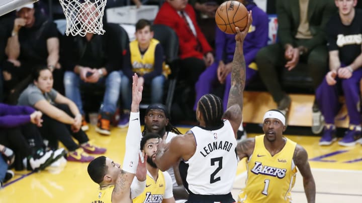 LOS ANGELES, CA – DECEMBER 25: Kawhi Leonard #2 of the LA Clippers shoots the ball against the Los Angeles Lakers on December 25, 2019 at STAPLES Center in Los Angeles, California. NOTE TO USER: User expressly acknowledges and agrees that, by downloading and/or using this Photograph, user is consenting to the terms and conditions of the Getty Images License Agreement. Mandatory Copyright Notice: Copyright 2019 NBAE (Photo by Chris Elise/NBAE via Getty Images)