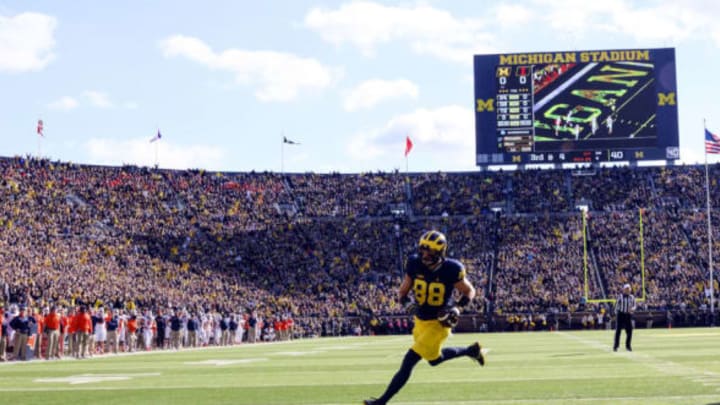 Oct 22, 2016; Ann Arbor, MI, USA; Michigan Wolverines tight end Jake Butt (88) runs for a touchdown in the first half against the Illinois Fighting Illini at Michigan Stadium. Mandatory Credit: Rick Osentoski-USA TODAY Sports