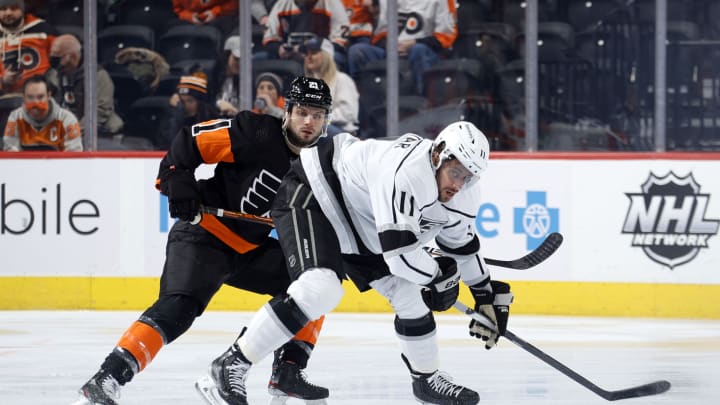Anze Kopitar jostles with Scott Laughton for a loose puck in a game against the Flyers. (Photo by Tim Nwachukwu/Getty Images)