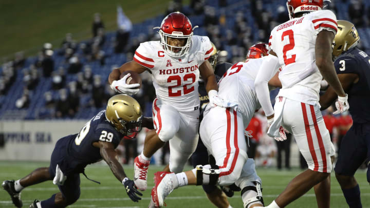 ANNAPOLIS, MARYLAND – OCTOBER 24: Running back Kyle Porter #22 of the Houston Cougars rushes for a touchdown past cornerback Caleb Clear #29 of the Navy Midshipmen during the fourth quarter at Navy-Marine Corps Memorial Stadium on October 24, 2020 in Annapolis, Maryland. (Photo by Patrick Smith/Getty Images)
