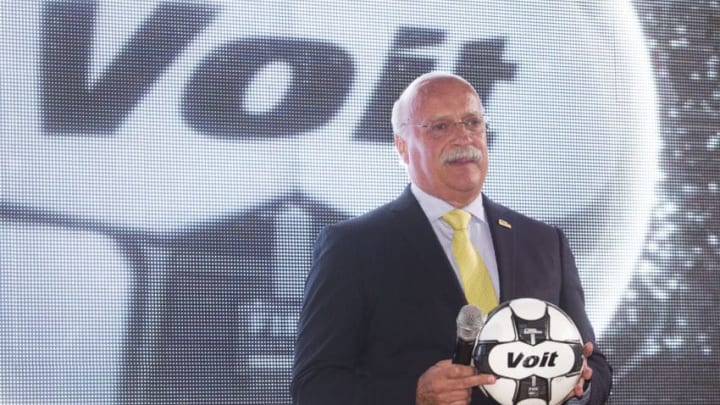 MEXICO CITY, MEXICO - JULY 05: Enrique Bonilla, Chief executive of the Liga MX holds a ball during the presentation of the Liga MX Torneo Apertura 2016 Official Ball at Universidad Motolinia del Pedregal on July 05, 2016 in Mexico City, Mexico. (Photo by Hector Vivas/LatinContent via Getty Images)