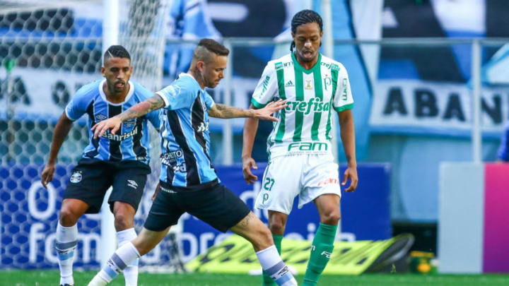 PORTO ALEGRE, BRAZIL - OCTOBER 22: Luan of Gremio battles for the ball against Keno of Palmeiras during the match Gremio v Palmeiras as part of Brasileirao Series A 2017, at Arena do Gremio on October 22, 2017, in Porto Alegre, Brazil. (Photo by Lucas Uebel/Getty Images)