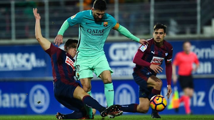 EIBAR, SPAIN - JANUARY 22: Lionel Messi of FC Barcelona competes for the ball with Ander Capa (L) and Dani Garcia of SD Eibar during the La Liga match between SD Eibar and FC Barcelona at Ipurua stadium on January 22, 2017 in Eibar, Spain. (Photo by David Ramos/Getty Images)