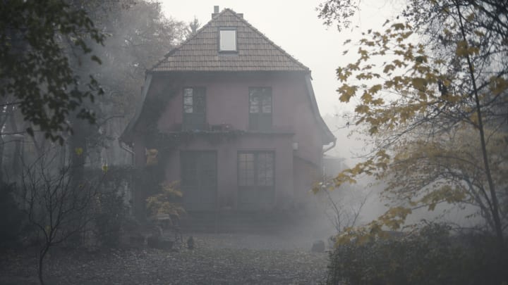 Who's house is this on Dark season 3?
