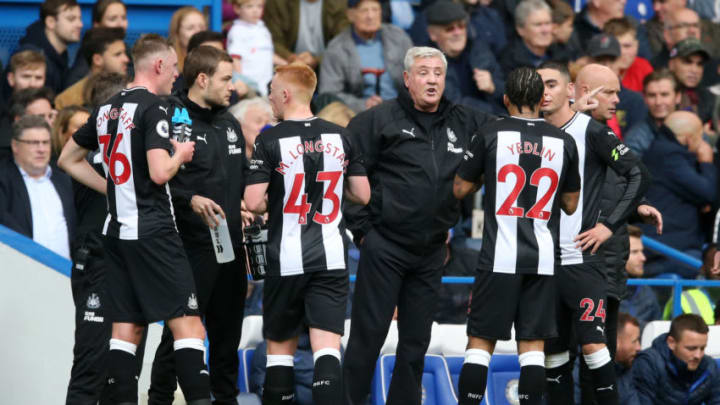 LONDON, ENGLAND - OCTOBER 19: Steve Bruce, Manager of Newcastle United gives his team instructions during the Premier League match between Chelsea FC and Newcastle United at Stamford Bridge on October 19, 2019 in London, United Kingdom. (Photo by Paul Harding/Getty Images)
