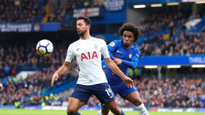 LONDON, ENGLAND - APRIL 01: Mousa Dembele of Tottenham Hotspur battles with Willian of Chelsea during the Premier League match between Chelsea and Tottenham Hotspur at Stamford Bridge on April 1, 2018 in London, England. (Photo by Catherine Ivill/Getty Images)