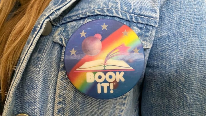 Readers who participated in Pizza Hut's Book It! program sometimes got lenticular buttons like this one.