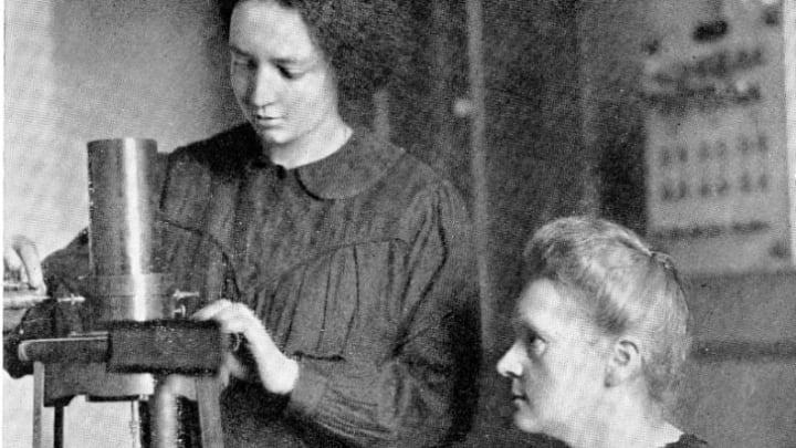Irène and Marie in the laboratory, 1925.