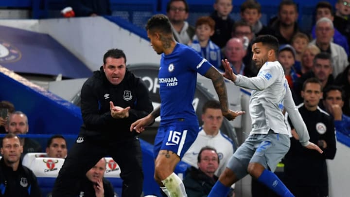 LONDON, ENGLAND - OCTOBER 25: David Unsworth, Caretaker Manager of Everton gives his team instructions during the Carabao Cup Fourth Round match between Chelsea and Everton at Stamford Bridge on October 25, 2017 in London, England. (Photo by Shaun Botterill/Getty Images)