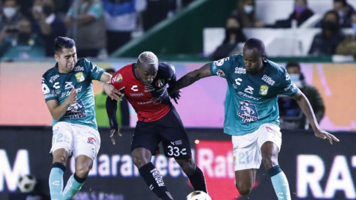 If Julián Quiñones (center) is given space to operate, Atlas will be tough to stop. León's defense proved up to the task in the first leg. (Photo by Leopoldo Smith/Getty Images)