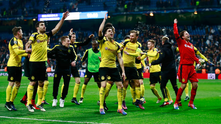 MADRID, SPAIN – DECEMBER 07: The Borussia Dortmund team celebrate with their fans on the pitch after the final whistle during the UEFA Champions League Group F match between Real Madrid CF and Borussia Dortmund at the Bernabeu on December 7, 2016 in Madrid, Spain. (Photo by Gonzalo Arroyo Moreno/Getty Images)