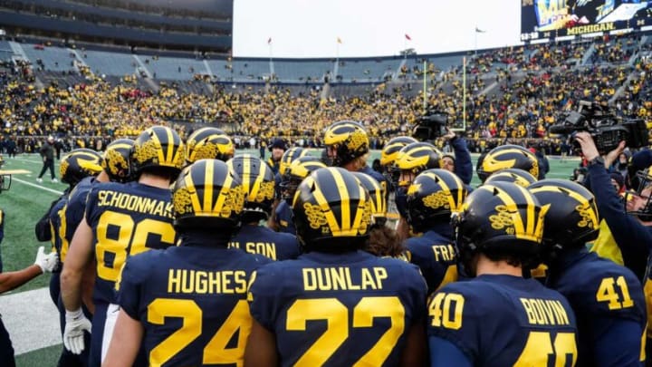 Michigan football players huddle during warmups before the Ohio State game. (Syndication: Detroit Free Press)