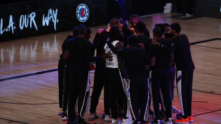 LAKE BUENA VISTA, FLORIDA – AUGUST 25: LA Clippers players huddle before the first half against the Dallas Mavericks in game five of the first round of the 2020 NBA Playoffs at ESPN Wide World Of Sports Complex on August 25, 2020 in Lake Buena Vista, Florida. (Photo by Kim Klement-Pool/Getty Images)