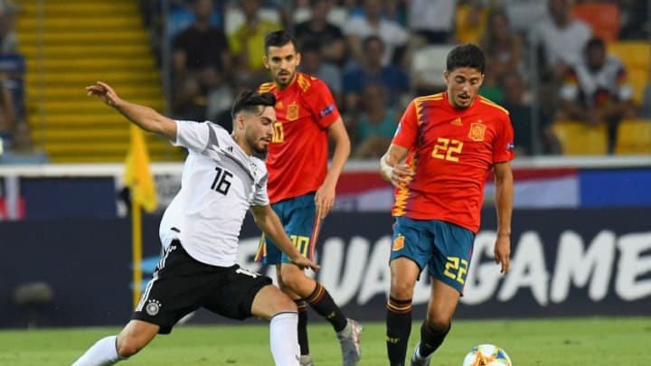 UDINE, ITALY - JUNE 30: Suat Serdar of Germany competes for the ball with Pablo Fornals of Spain during the 2019 UEFA U-21 Final between Spain and Germanyat Stadio Friuli on June 30, 2019 in Udine, Italy. (Photo by Alessandro Sabattini/Getty Images)