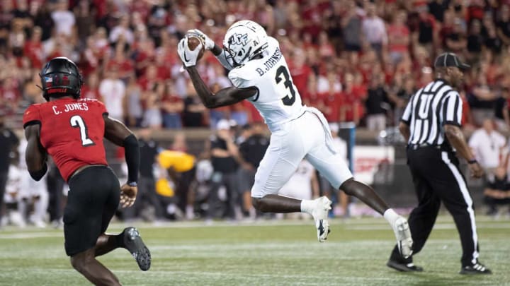 UCF’s Brandon Johnson makes a catch during the first half Friday evening as the Louisville Cardinals took on the University of Central Florida at Cardinal Stadium. The Cardinals led 21-14 at halftime. Sept. 17, 2021As 1237 Uofl Ucf 1sthalf New366