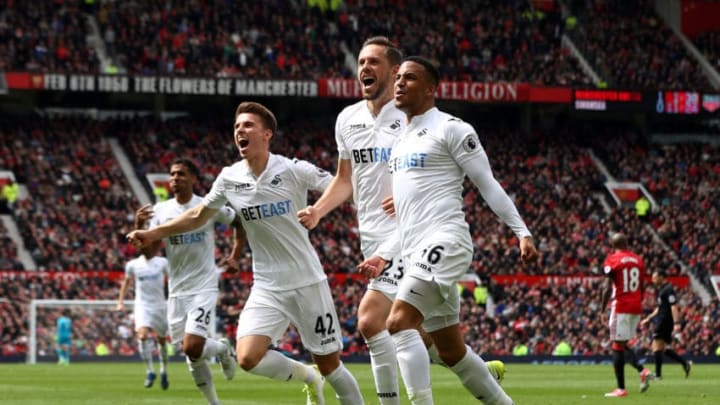 MANCHESTER, ENGLAND - APRIL 30: Gylfi Sigurdsson of Swansea City celebrates scoring his sides first goal with his Swansea City team mates during the Premier League match between Manchester United and Swansea City at Old Trafford on April 30, 2017 in Manchester, England. (Photo by Michael Steele/Getty Images)