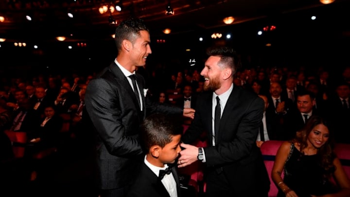 Nominees for the Best FIFA football player, Barcelona and Argentina forward Lionel Messi (R) and Real Madrid and Portugal forward Cristiano Ronaldo (L) chat before taking their seats for The Best FIFA Football Awards ceremony, on October 23, 2017 in London. / AFP PHOTO / Ben STANSALL (Photo credit should read BEN STANSALL/AFP/Getty Images)