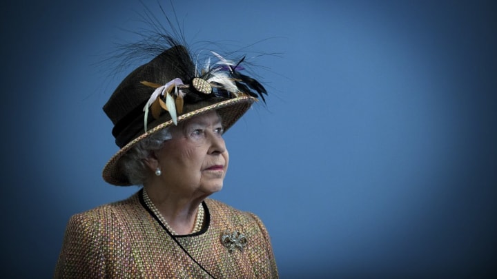 Queen Elizabeth II: 'Never felt dressed without her handbag' - BBC News