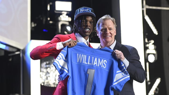 Jameson Williams poses with NFL Commissioner Roger Goodell. (Photo by David Becker/Getty Images)