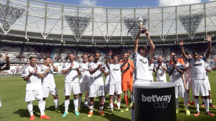 LONDON, ENGLAND - AUGUST 07: Juventus team with betway cup after the Pre-Season Friendly between West Ham United and Juventus at The London Stadium ,Queen Elizabeth Olympic Park on August 7, 2016 in London, England. (Photo by James Griffiths/West Ham United via Getty Images)