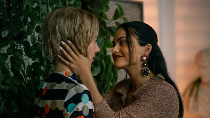 DO REVENGE - (L-R) Maya Hawke as Eleanor and Camila Mendes as Drea in Do Revenge. Cr. Kim Simms/Netflix © 2022.