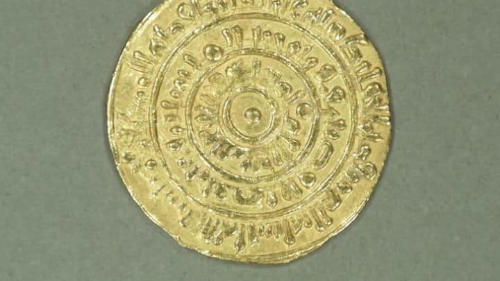Gold coin of al-Mustans ̇ir Billaˉh (1036–1094 CE), struck in Cairo.