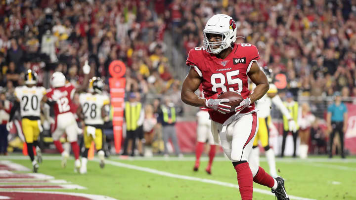GLENDALE, ARIZONA – DECEMBER 08: Tight end Charles Clay #85 of the Arizona Cardinals catches a five yard touchdown reception against the Pittsburgh Steelers during the first half of the NFL game at State Farm Stadium on December 08, 2019 in Glendale, Arizona. (Photo by Christian Petersen/Getty Images)