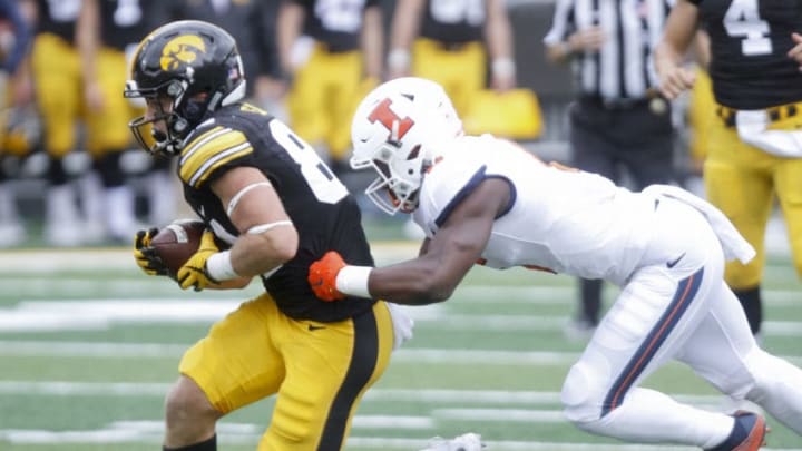 IOWA CITY, IOWA- OCTOBER 07: Wide receiver Nick Easley #84 of the Iowa Hawkeyes rushes up field during the second quarter past defensive back Tony Adams #6 of the Illinois Fighting Illini on October 7, 2017 at Kinnick Stadium in Iowa City, Iowa. (Photo by Matthew Holst/Getty Images)