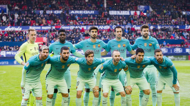 PAMPLONA, SPAIN - DECEMBER 10: FC Barcelona line up for a team photo prior to the start the La Liga match between CA Osasuna and FC Barcelona at Estadio Reyno de Navarra on December 10, 2016 in Pamplona, Spain. (Photo by Juan Manuel Serrano Arce/Getty Images)