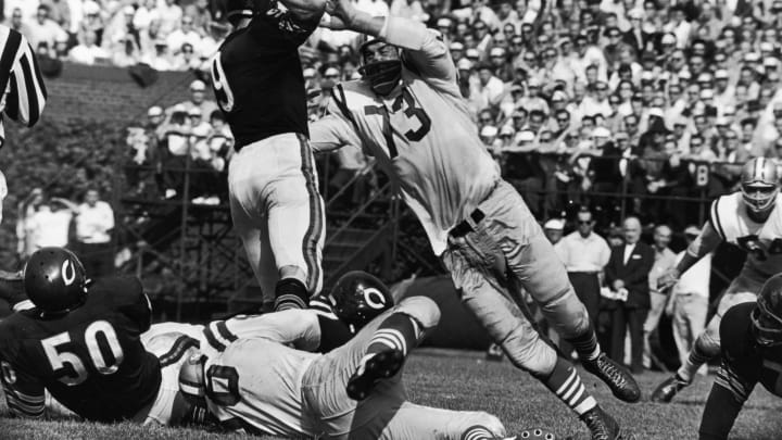 American football players Leo Nomellini (1924 – 2000), defensive tackle of the San Francisco 49ers, tries to sack Chicago Bears quarterback Bill Wade, 1960s. (Photo by Robert Riger/Getty Images)