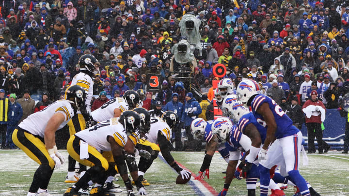 ORCHARD PARK, NY – DECEMBER 11: The Pittsburgh Steelers square off against the Buffalo Bills during the second half at New Era Field on December 11, 2016 in Orchard Park, New York. (Photo by Michael Adamucci/Getty Images)