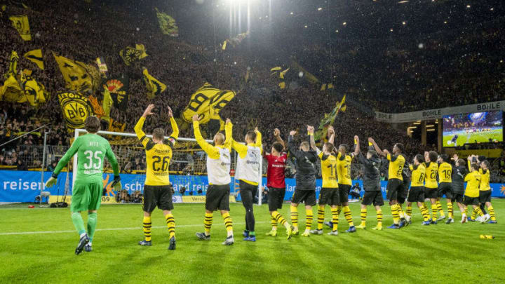DORTMUND, GERMANY - NOVEMBER 10: The team of Borussia Dortmund celebrates the win after the final whistle during the Bundesliga match between Borussia Dortmund and FC Bayern Muenchen at the Signal Iduna Park on November 10, 2018 in Dortmund, Germany. (Photo by Alexandre Simoes/Borussia Dortmund/Getty Images)