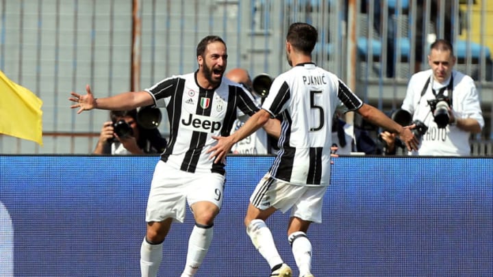 EMPOLI, ITALY - OCTOBER 02: Gonzalo Higuain of Juventus FC celebrates after scoring a goal during the Serie A match between Empoli FC and Juventus FC at Stadio Carlo Castellani on October 2, 2016 in Empoli, Italy. (Photo by Gabriele Maltinti/Getty Images)