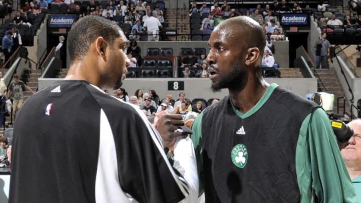 SAN ANTONIO - MARCH 20: Tim Duncan #21 of the San Antonio Spurs and Kevin Garnett #5 of the Boston Celtics shake hands prior to their game at AT&T Center on March 20, 2009 in San Antonio, Texas. The Celtics won 80-77. NOTE TO USER: User expressly acknowledges and agrees that, by downloading and/or using this Photograph, user is consenting to the terms and conditions of the Getty Images License Agreement. Mandatory Copyright Notice: Copyright 2009 NBAE (Photo by D. Clarke Evans/NBAE via Getty Images)