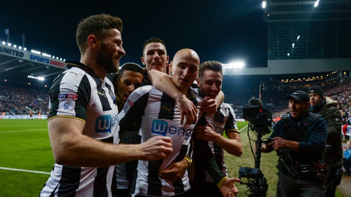 NEWCASTLE, ENGLAND - FEBRUARY 1: Jonjo Shelvey of Newcastle United (12) celebrates with teammates seen L-R Daryl Murphy, Isaac Hayden, Ciaran Clark, and Paul Dummett (R) after scoring the opening goal during the Sky Bet Championship match between Newcastle United and Queens Park Rangers at St.James' Park on February 1, 2017 in Newcastle upon Tyne, England. (Photo by Serena Taylor/Newcastle United via Getty Images)