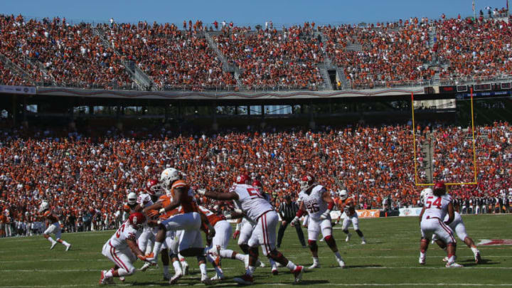 DALLAS, TX – OCTOBER 10: A general view of play between the Oklahoma Sooners and the Texas Longhorns during the 2015 AT